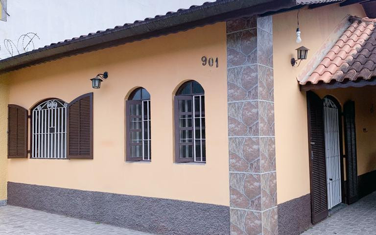 "Conforto urbano perfeito: casa 2 quartos c/ edícula, área gourmet, estacionamento 5 carros, centro