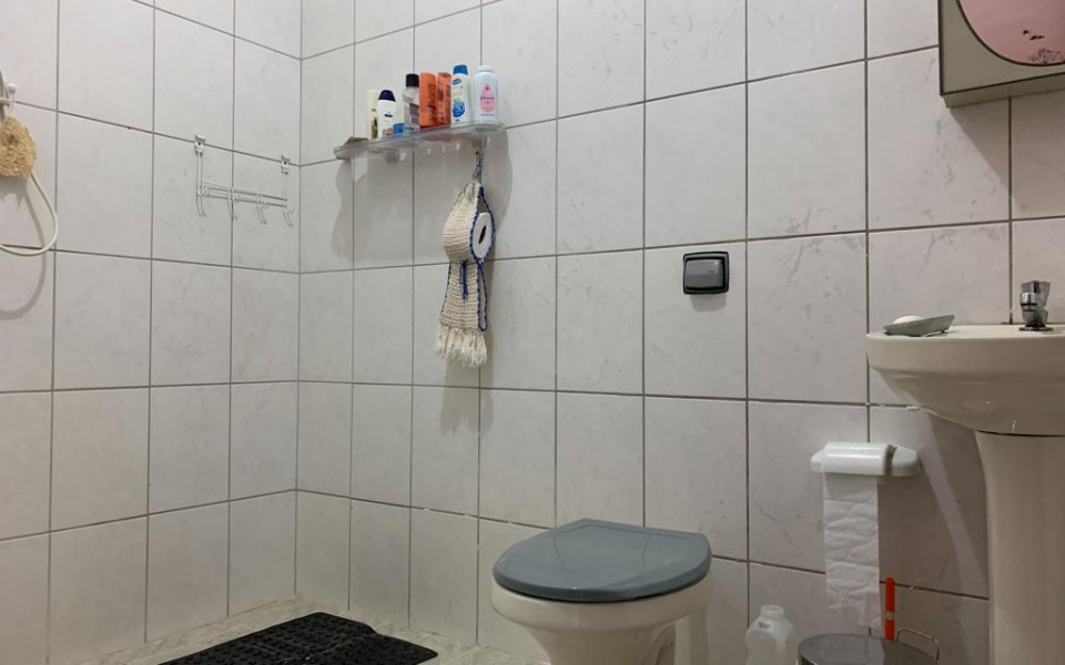 "Conforto urbano perfeito: casa 2 quartos c/ edícula, área gourmet, estacionamento 5 carros, centro