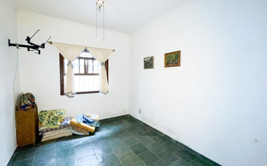 "Casa no centro de Bertioga: 2 Quartos, 2 Banheiros, Sala Espaçosa e Garagem!"