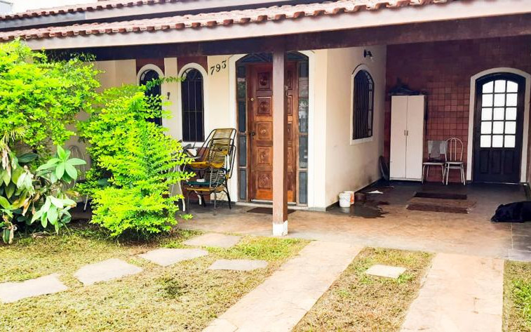 "Casa no centro de Bertioga: 2 Quartos, 2 Banheiros, Sala Espaçosa e Garagem!"