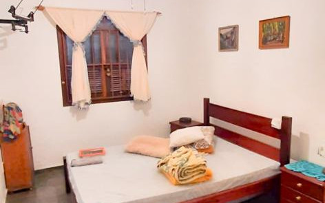 "Casa no centro de Bertioga: 2 Quartos, 2 Banheiros, Sala Espaçosa e Garagem!"