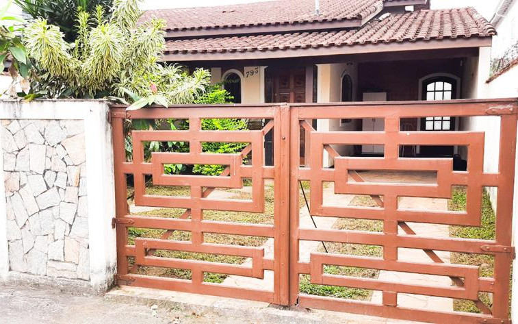 "Casa no centro de Bertioga: 2 Quartos, 2 Banheiros, Sala Espaçosa e Garagem!"