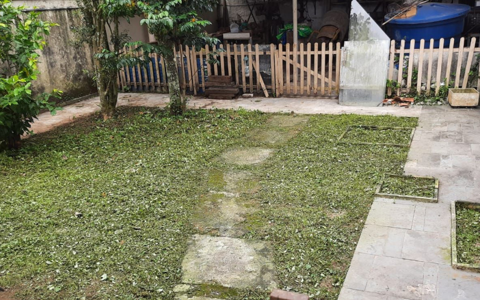 "Casa no centro de Bertioga: 2 Quartos, 2 Banheiros, Sala Espaçosa e Garagem!"