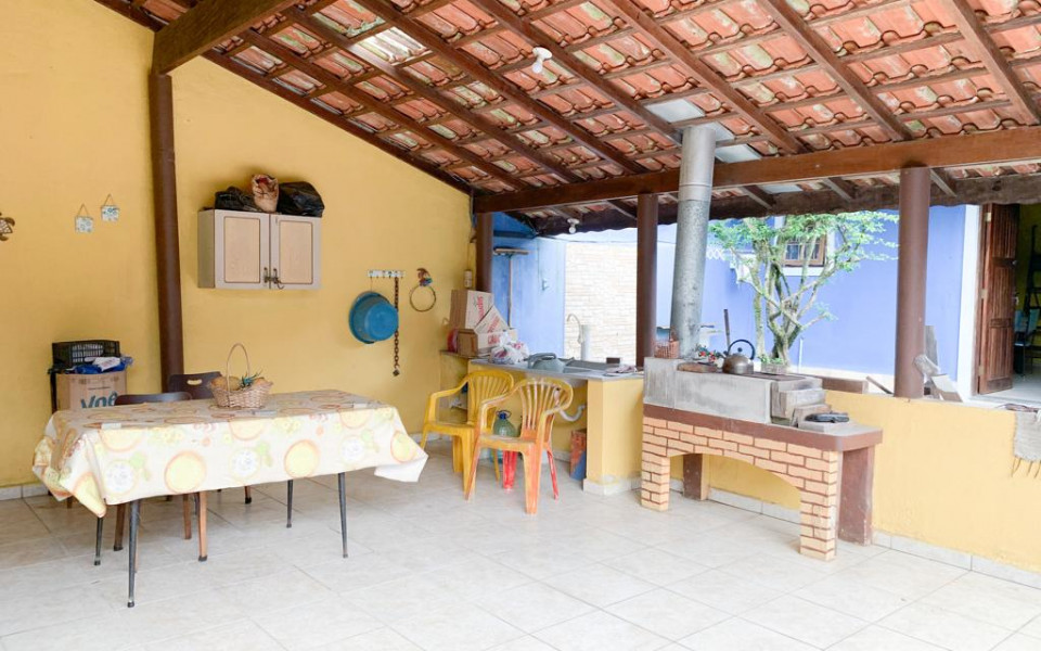 "Conforto urbano perfeito: casa 2 quartos c/ edícula, área gourmet, estacionamento 5 carros, centro