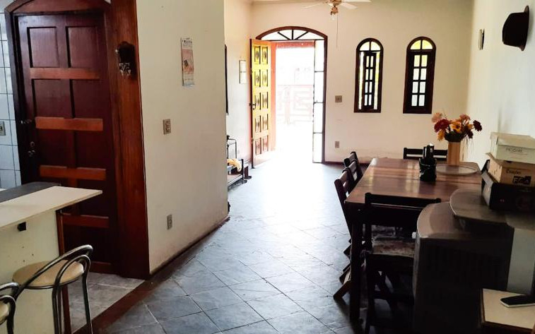 "Casa no centro de Bertioga: 2 Quartos, 2 Banheiros, Sala Espaçosa e Garagem!"