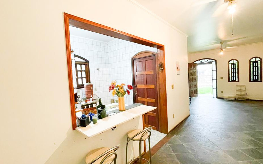 "Casa no centro de Bertioga: 2 Quartos, 2 Banheiros, Sala Espaçosa e Garagem!"