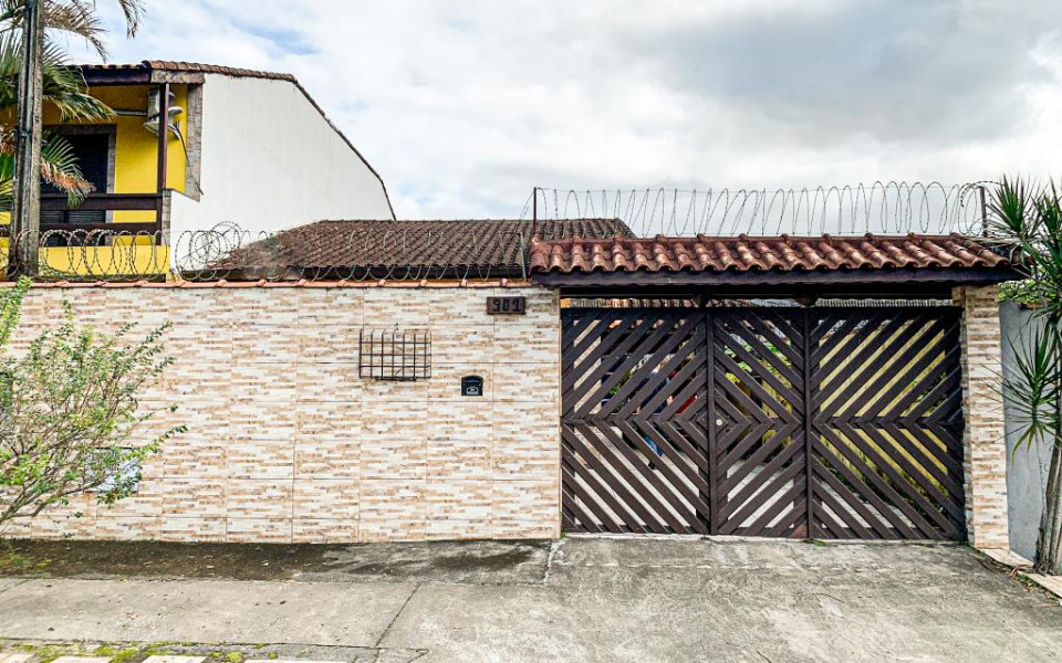 "Conforto urbano perfeito: casa 2 quartos c/ edícula, área gourmet, estacionamento 5 carros, centro