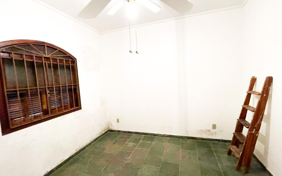 "Casa no centro de Bertioga: 2 Quartos, 2 Banheiros, Sala Espaçosa e Garagem!"