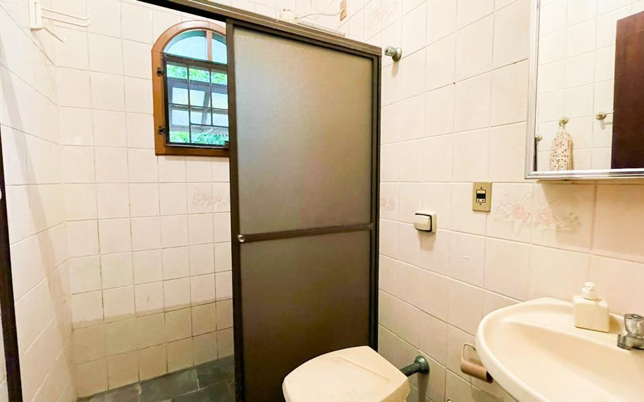 "Casa no centro de Bertioga: 2 Quartos, 2 Banheiros, Sala Espaçosa e Garagem!"