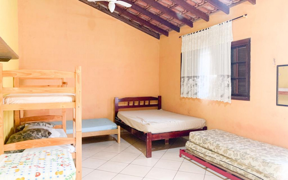 "Conforto urbano perfeito: casa 2 quartos c/ edícula, área gourmet, estacionamento 5 carros, centro