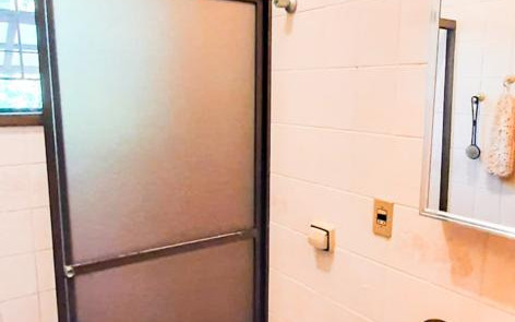 "Casa no centro de Bertioga: 2 Quartos, 2 Banheiros, Sala Espaçosa e Garagem!"